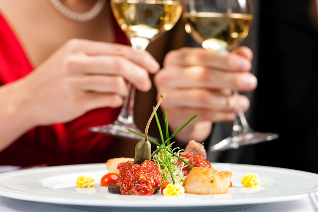 Essen mit Weinbegleitung © Shutterstock